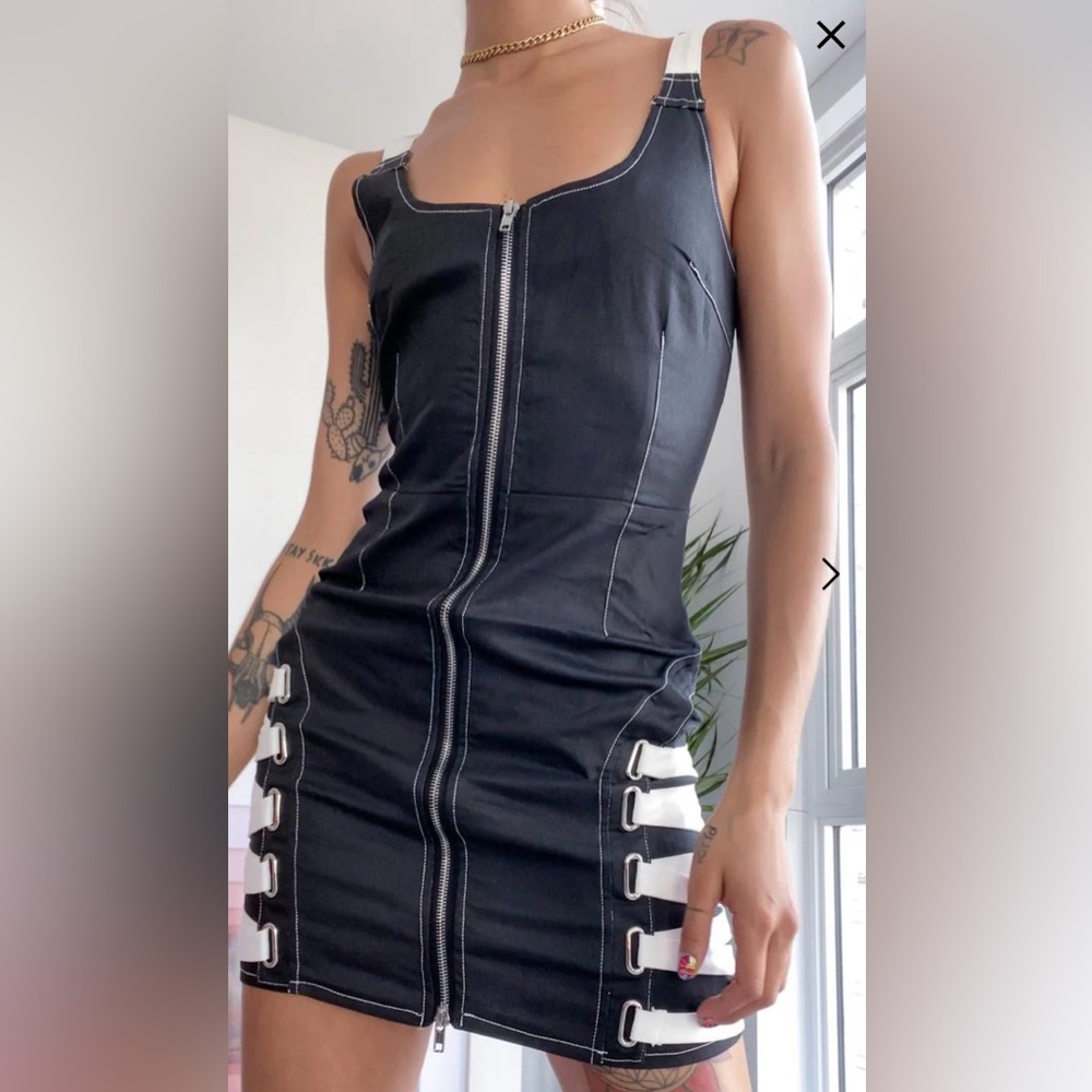 Stylish Black and White Women's Dress - Picture 2 of 8